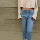 MID RISE EXPOSED BUTTON CAPRI JEANS: 5